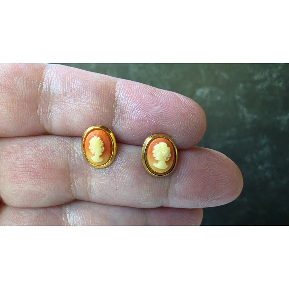 Cameo Gold Tone Metal Oval Stud Earrings Vintage Costume Jewelry READ
